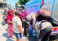 Brimob Polda Jatim Salurkan 37.000 Liter Air Bersih Untuk Warga Terdampak Kemarau