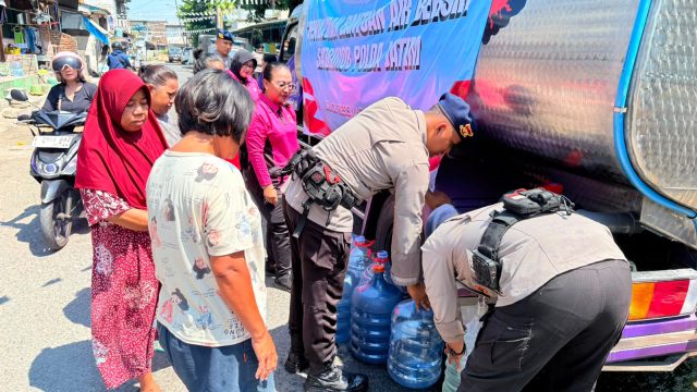 Brimob Polda Jatim Salurkan 37.000 Liter Air Bersih Untuk Warga Terdampak Kemarau