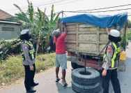 Satlantas Polres Gresik Terima Aduhan Masyarakat Kasih Teguran Kepada Sopir Yang Tidak Pasang Terpal Muatan