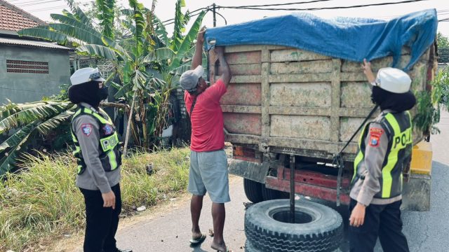 Satlantas Polres Gresik Terima Aduhan Masyarakat Kasih Teguran Kepada Sopir Yang Tidak Pasang Terpal Muatan