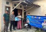 HUT Ke-71 Lalu Lintas Bhayangkara, Satlantas Polres Lamsel Bagikan Paket Sembako dan Masker di Desa Canti