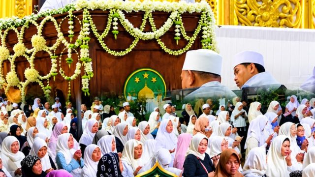 Ribuan Jamaah Padati Jalan Benteng Surabaya, Gema Dzikir dan Maulid Menggetarkan Malam Jumat