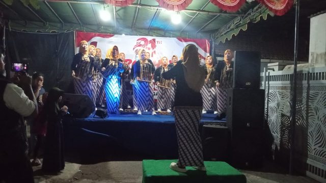 Emak – Emak RW 06 Kelurahan Ngadirejo Kota Kediri Meriahkan HUT RI Ke- 81 Dengan Angklung