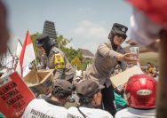 Polwan Polres Blitar Berikan Pelayanan Humanis, Berbagi Air Hingga Bersihkan Sampah Bersama Massa Aksi