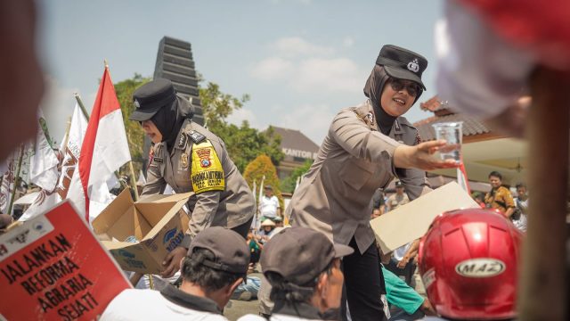 Polwan Polres Blitar Berikan Pelayanan Humanis, Berbagi Air Hingga Bersihkan Sampah Bersama Massa Aksi