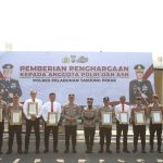 Redam Konflik SARA hingga Ungkap Narkoba, 12 Personel Polres Tanjung Perak Terima Penghargaan.