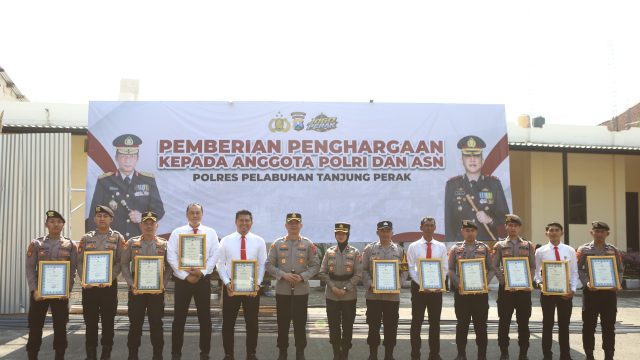 Redam Konflik SARA hingga Ungkap Narkoba, 12 Personel Polres Tanjung Perak Terima Penghargaan.