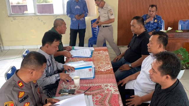 Camat Kalianda Pimpin Verifikasi Berkas Bakal Calon Kepala Desa PAW Desa Tengkujuh dan Palembapang