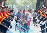 Disambut Pedang Pora dan Atraksi Budaya, Irjen Pol Dekananto Eko Purwono Resmi Pimpin Polda Jatim