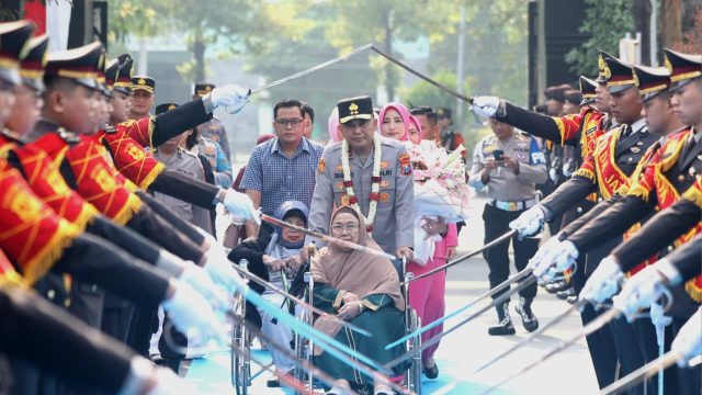 Disambut Pedang Pora dan Atraksi Budaya, Irjen Pol Dekananto Eko Purwono Resmi Pimpin Polda Jatim