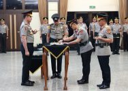Kapolri Pimpin Sertijab Kakorlantas dan Tiga Kapolda di Mabes Polri